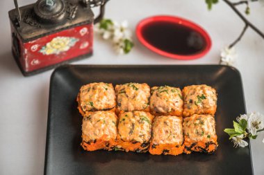 Siyah tabakta Japon Suşi roll