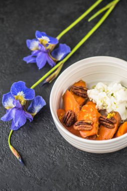 Beyaz kase krema ve fındık ile kavrulmuş havuç