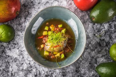 Malzemelerle buz üzerinde kase sebzeler ile deniz ürünleri snack