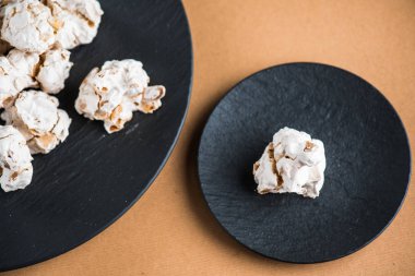 Siyah daire üzerinde lezzetli el yapımı şeker