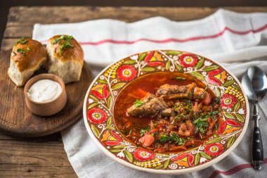 Domates çorbası borsch renkli rustik plaka ve sarımsak çörekler ahşap tablo