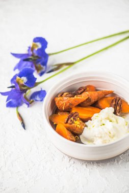 Beyaz kase krema ve fındık ile kavrulmuş havuç