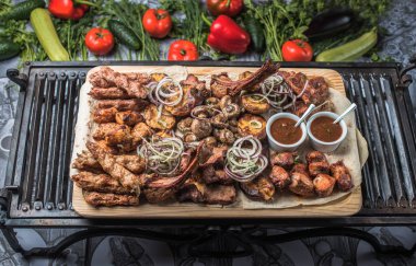 Izgara et, kebaplar ve patates sos ile ahşap tahta üzerinde servis