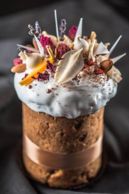 Lezzetli yakından görmek Paskalya çiçekli pasta, meyve ve çikolata koyu arka plan üzerinde şekerlenmiş