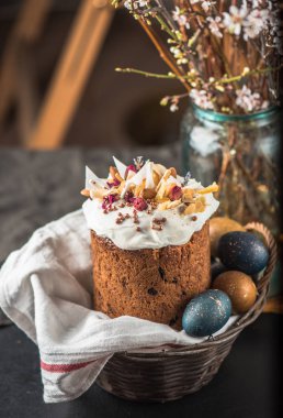 Lezzetli yakından görmek Paskalya sepeti koyu arka plan üzerinde yumurta ile pasta