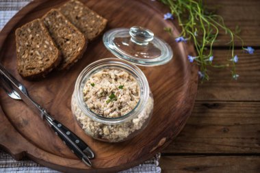 Ahşap plaka üzerinde kahverengi ekmek dilimleri ile kavanoz ev yapımı snack