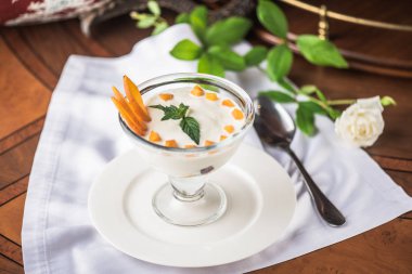 Beyaz peçete üzerinde cam tatlı krem tatlı