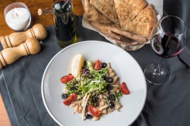 Ekmek ve kırmızı şarap bardağı ile tabak üzerinde snack