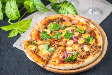 sebze ile lezzetli pizza gri yüzeyi görmek