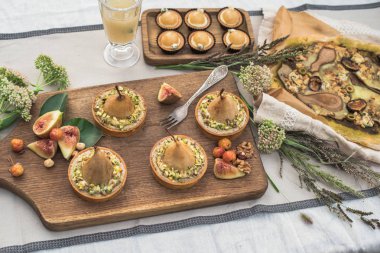 cam içki, pizza, armut ve meyve bahçesinde şenlikli masaya tartlets 