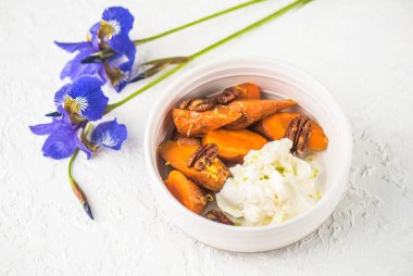 Beyaz kase krema ve fındık ile kavrulmuş havuç