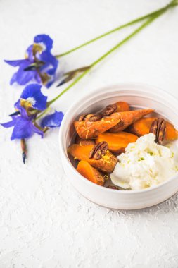 Beyaz kase krema ve fındık ile kavrulmuş havuç