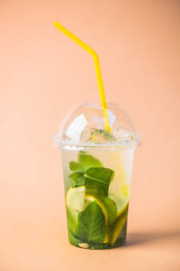 Pembe arka planda saman ile plastik cam taze limonata