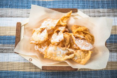 Gevrek tatlım pasta renkli halı üzerinde parşömen üzerine pudra şekeri ile