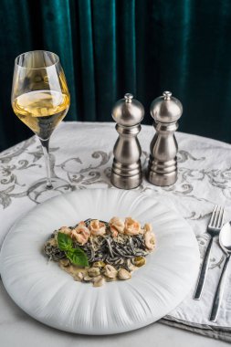 Beyaz şarap bir bardak plaka üzerinde deniz ürünleri İtalyan Makarna