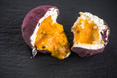 slate üzerinde egzotik meyve şeklinde tatlı şeker