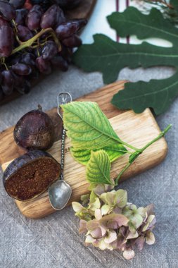 vintage çay kaşığı ile ahşap tahta üzerinde taze yarıya incir