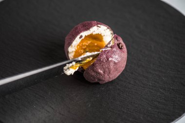 Bıçakta kayrak ile egzotik meyve şeklinde tatlı şeker Dilimleme