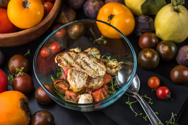 Snack Verduras Mariscos Tazón Superficie Negra Con Tomates Frescos — Foto de Stock