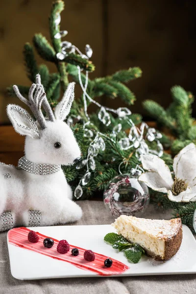 Stück Kuchen Auf Teller Mit Weihnachtsdekor Auf Hintergrund — Stockfoto