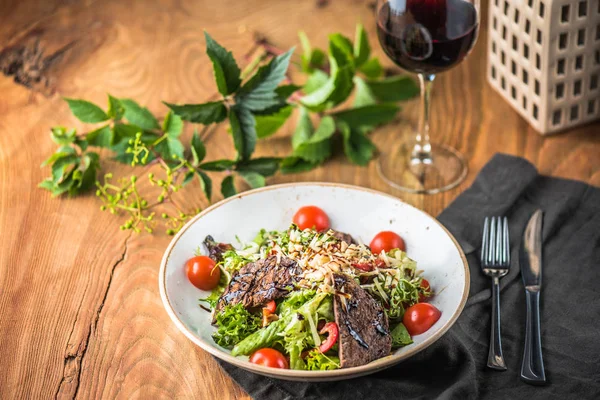 Frischer Gemüsesalat Mit Fleisch Schüssel Auf Holztisch Mit Glas Rotwein — Stockfoto