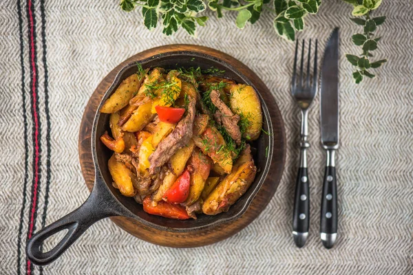 Rostad Potatis Med Kött Rustik Kruka Linnetyg — Stockfoto