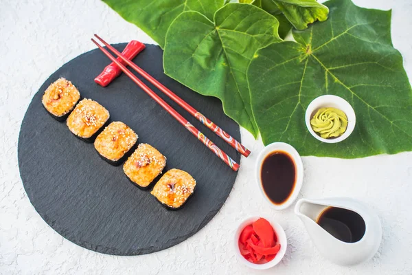 Japoński Sushi Roll Serwowane Łupek Białym Tle Liści — Zdjęcie stockowe