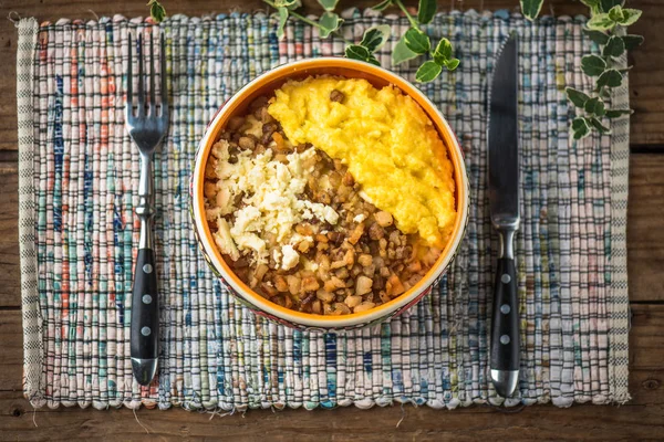 Tigela Batata Com Cogumelos Bacon Frito Tapete Rústico Mesa Madeira — Fotografia de Stock