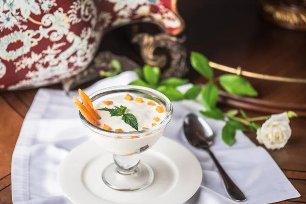 Beyaz peçete üzerinde cam tatlı krem tatlı