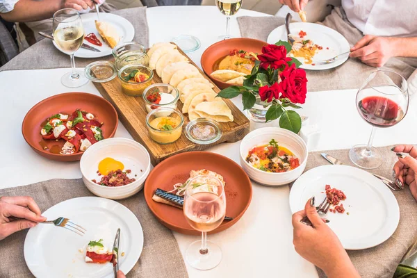 Hände Von Menschen Die Freien Mittag Essen — Stockfoto