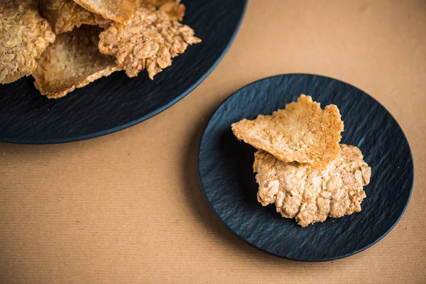 Bej arka planda tabaklarda lezzetli bisküviler