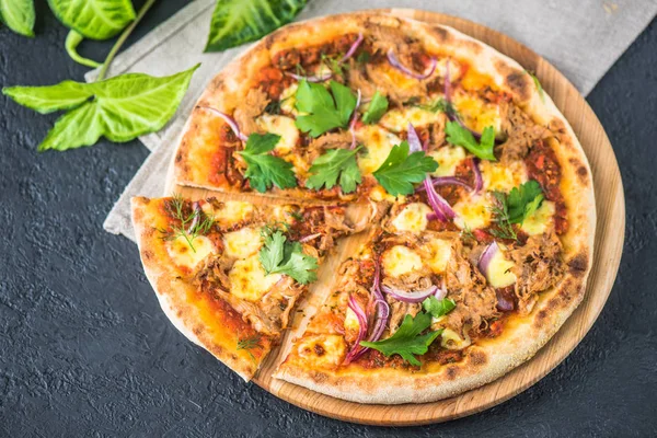 sebze ile lezzetli sağlıklı pizza gri yüzeyi görmek