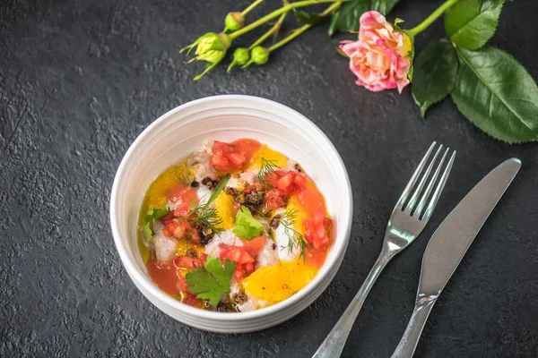 Ensalada Aperitivos Orgánicos Frescos Tazón Sobre Superficie Gris — Foto de Stock