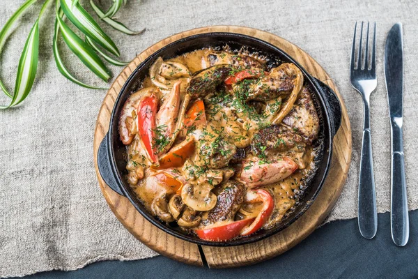 亚麻桌布煎锅里的肉 蘑菇和蔬菜炖肉 — 图库照片