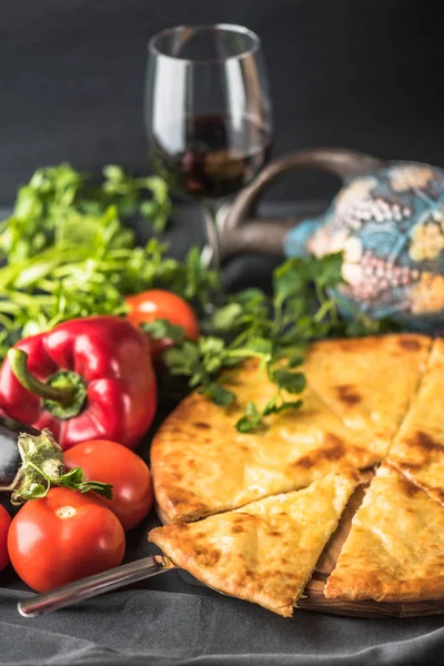 灰色の表面に伝統的なグルジアのハチャプリと新鮮な野菜 — ストック写真