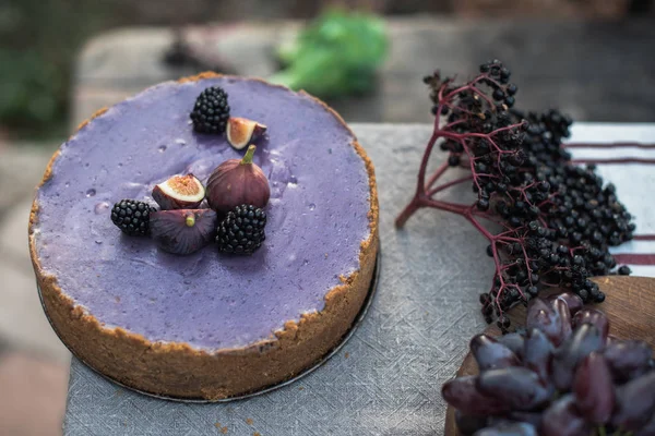 incir ve meyveleri lezzetli mor pastayla Bahçe ahşap tahta üzerinde görmek 