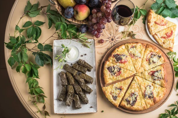 Gebackene Traditionelle Georgische Khachapuri Und Dolma Auf Dem Tisch Mit — Stockfoto