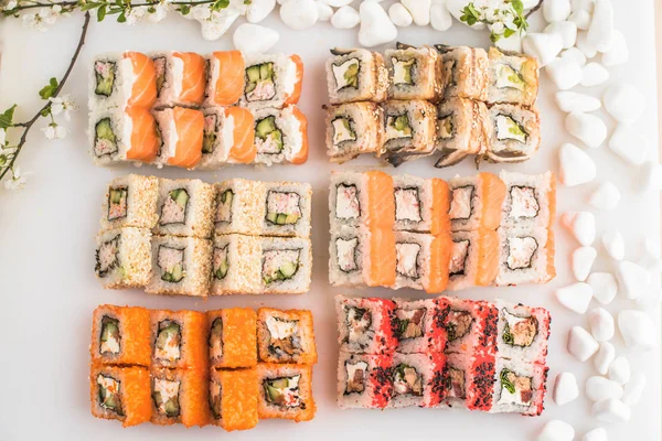 Beyaz arka plan üzerinde hizmet Japon sushi seti