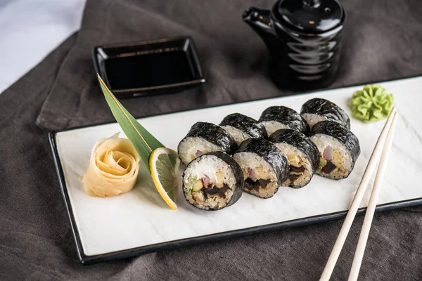 Rollo Sushi Japonés Servido Plato Sobre Tela Gris — Foto de Stock