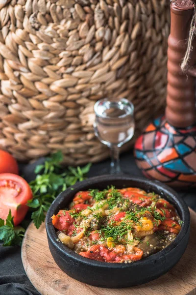 Snack Groente Salade Pan Houten Bord Met Oosterse Inrichting — Stockfoto