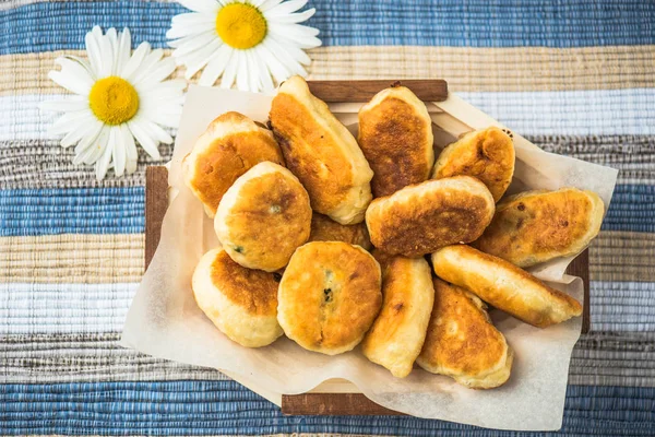 Домашние Жареные Булочки Изюмом Куче Бумаге Красочном Ковре — стоковое фото