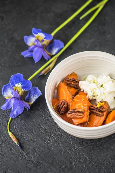 Beyaz kase krema ve fındık ile kavrulmuş havuç
