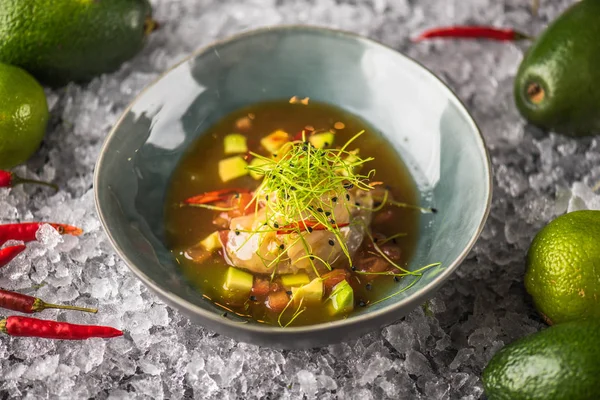 Snack Mariscos Con Verduras Tazón Sobre Hielo Con Ingredientes — Foto de Stock