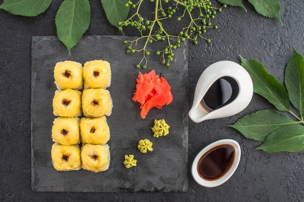 Japon Suşi roll kayrak yaprakları ile arka plan üzerinde yılları arasında görev yapmıştır