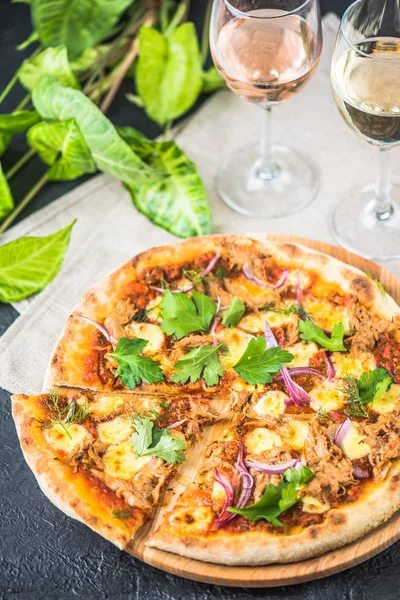 sebze ile lezzetli sağlıklı pizza gri yüzeyi görmek