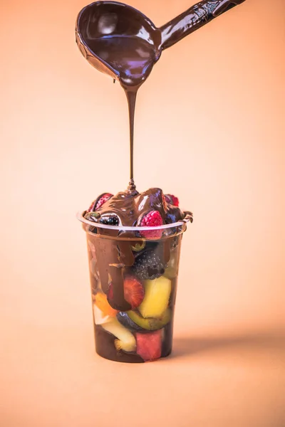 Verter Frutas Bayas Frescas Rodajas Una Taza Plástico Con Chocolate — Foto de Stock