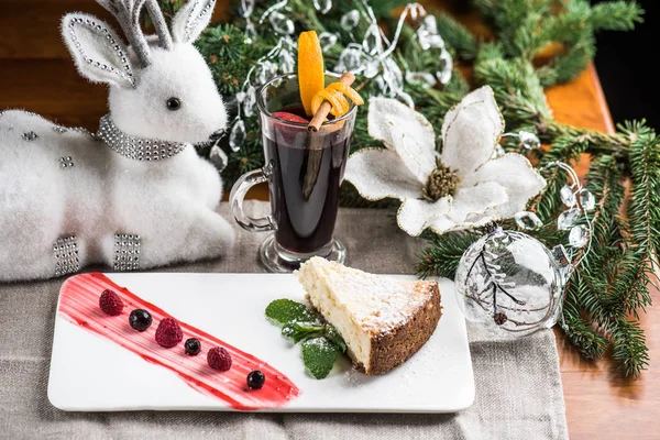 Stück Kuchen Auf Teller Und Glas Glühwein Mit Weihnachtsdekor Auf — Stockfoto