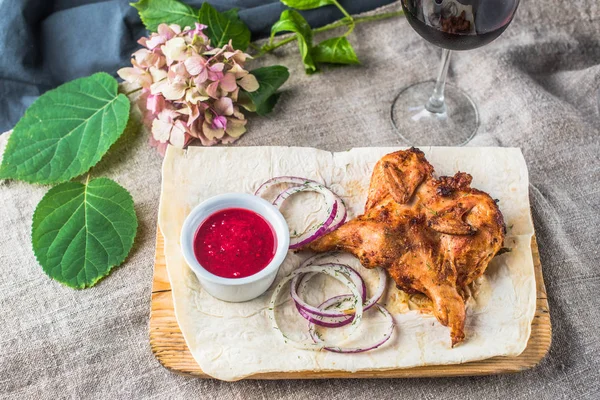 Gegrilltes Hühnchen Mit Meerrettichsoße Auf Holzbrett Auf Tischdecke Mit Glas — Stockfoto