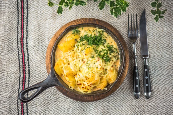 Batata Assada Com Queijo Panela Tecido Rústico — Fotografia de Stock