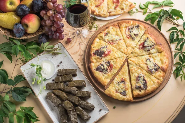 Gebakken Traditionele Georgische Khachapuri Dolma Tafel Met Vers Fruit Glas — Stockfoto